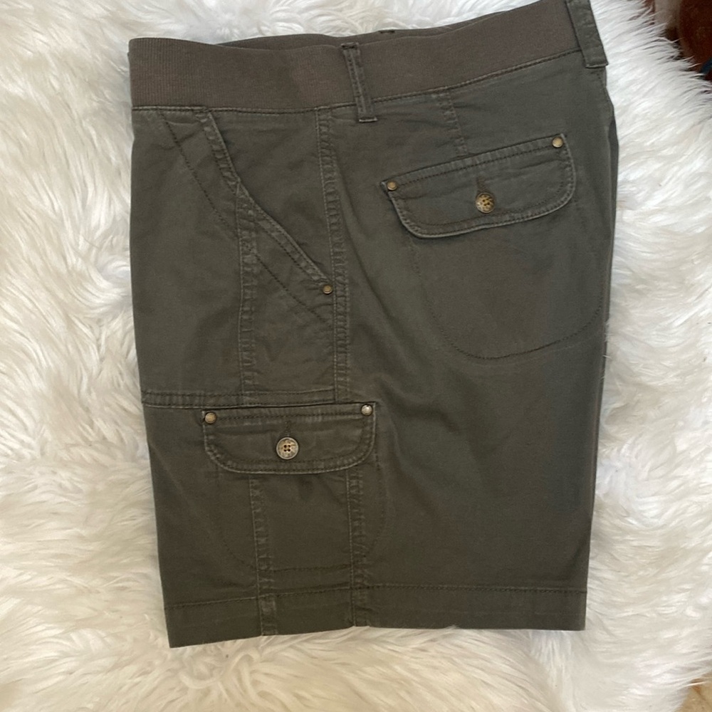 💚💚LEE’S RELAXED FIT MID RISE ARMY GREEN CARGO SHORTS 💚💚